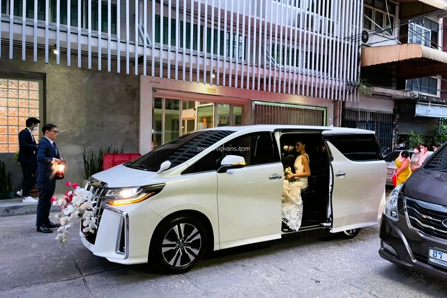 Bangkok : Alphard and Benz