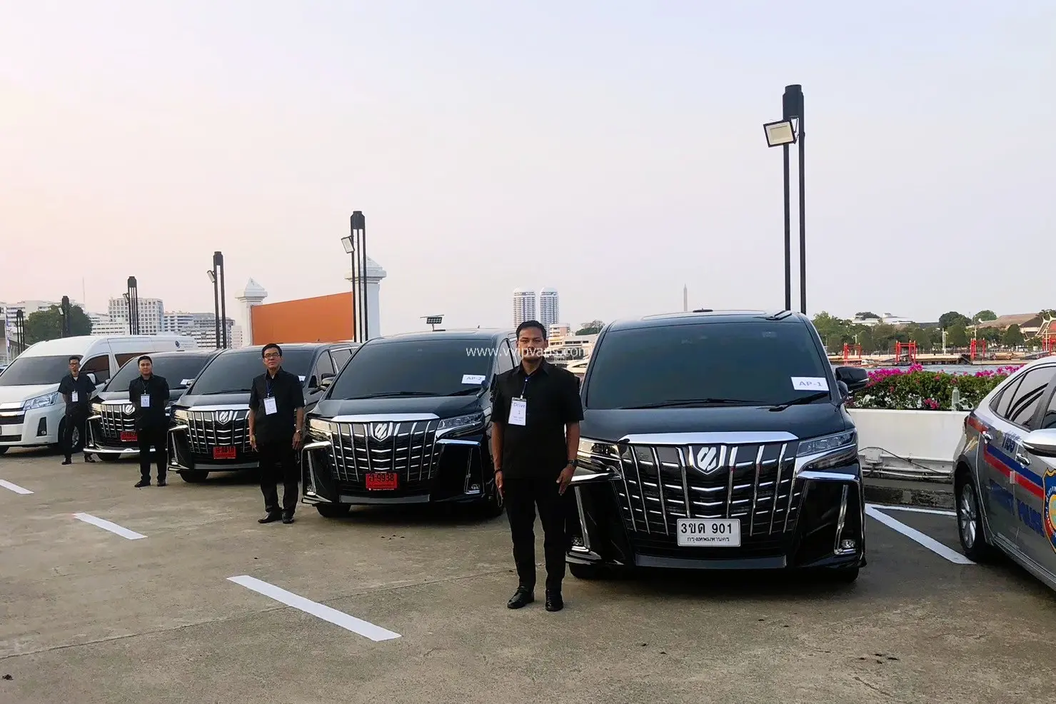 Bangkok : Alphard and Benz