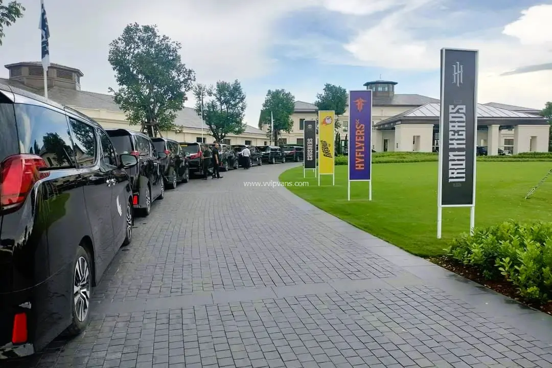 Bangkok : Alphard and Benz