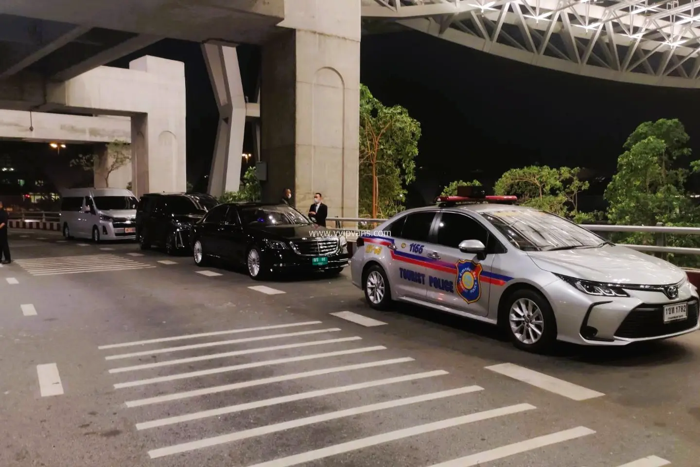 Bangkok : Alphard and Benz