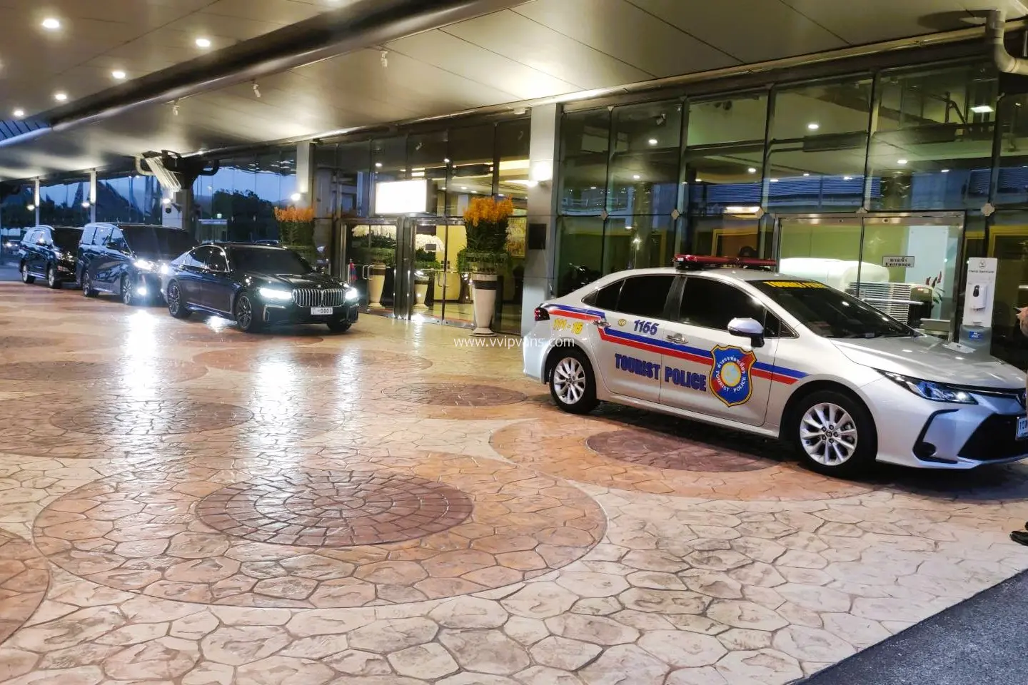 Bangkok : Alphard and Benz
