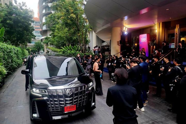 Toyota Alphard and Mercedes Benz E Class